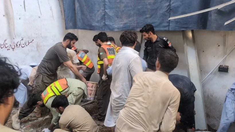 Pakistan'da okulun çatısı çöktü. 28'i çocuk 29 kişi hayatını kaybetti