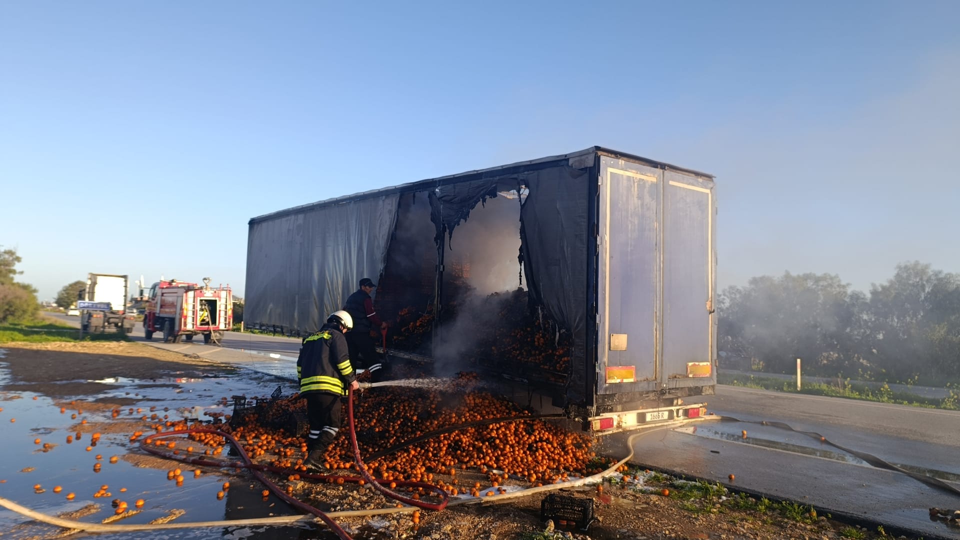 Portakal yüklü tırda yangın...