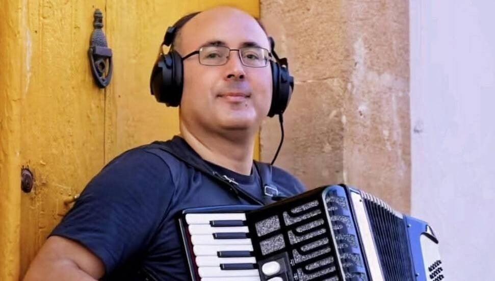 Öğretmen ve müzisyen Ahmet Akarsu hayatını kaybetti