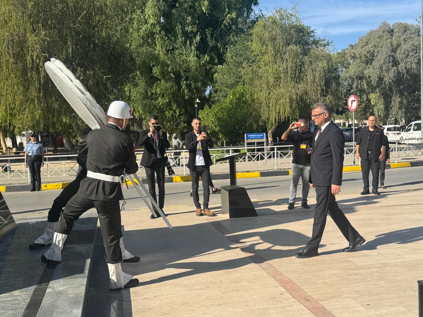 Cumhurbaşkanı Tufan Erhürman, Atatürk Anıtı’na çelenk sundu