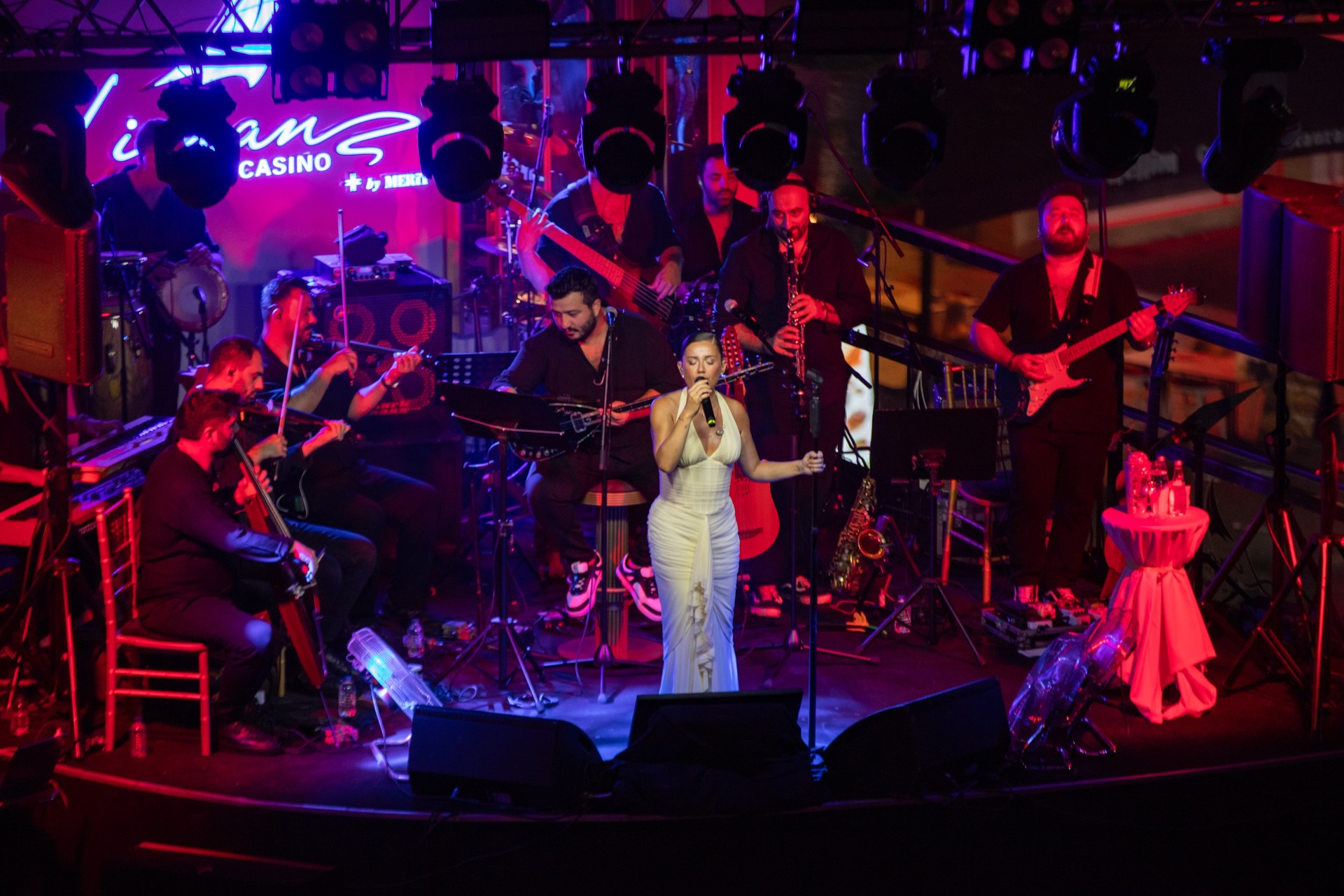 Merve Özbey, Merit Liman Teras sahnesinde unutulmaz bir geceye imza attı