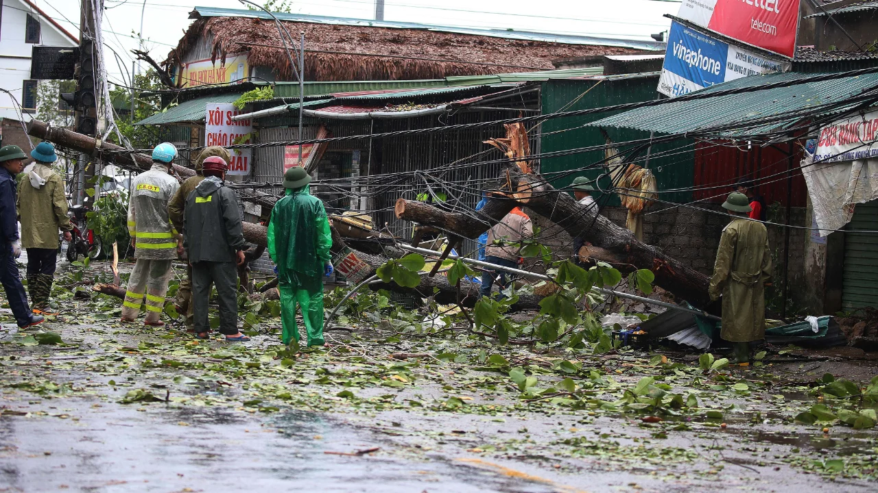 Vietnam'da Bualoi tayfunu: 49 kişi hayatını kaybetti