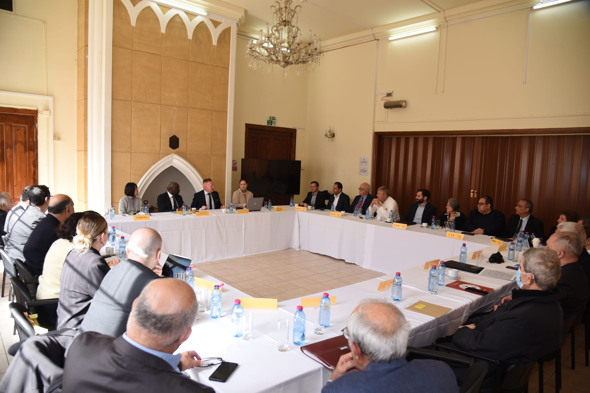 Kıbrıslı Türk ve Kıbrıslı Rum siyasi partiler ara bölgede bir araya geldi