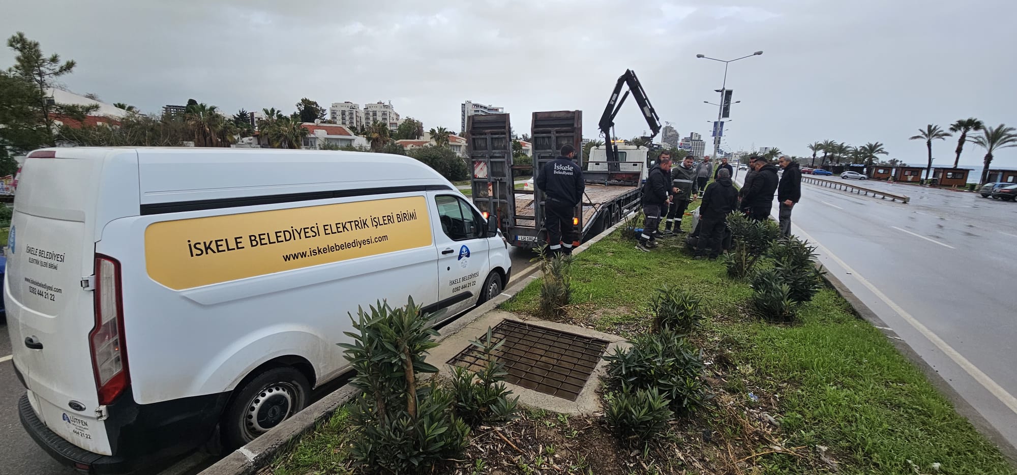 İskele’de rüzgarın devirdiği direkler onarılıyor