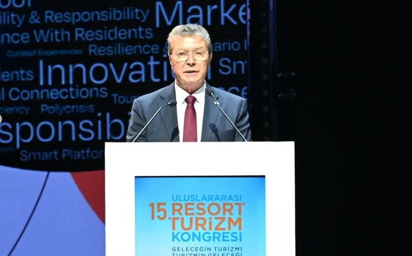 Üstel: Turistin adanın iki tarafına da özgürce gezmesi gerekmektedir