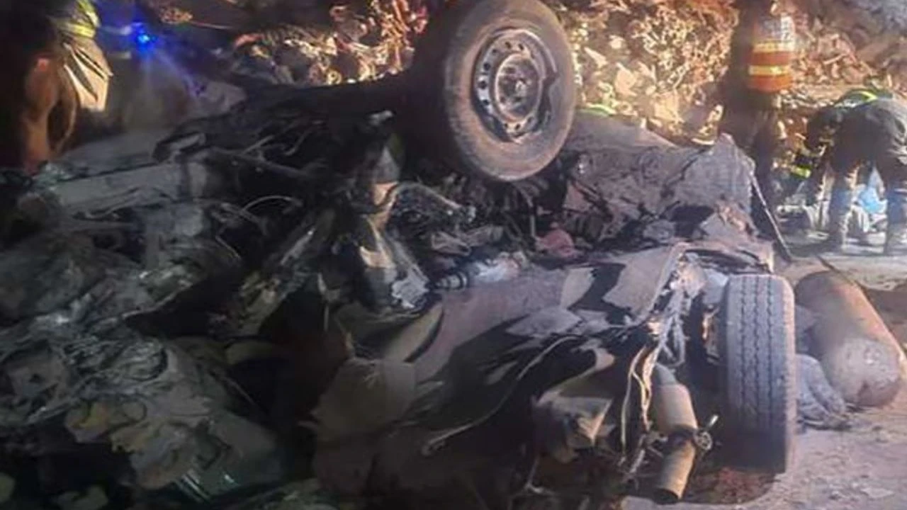 Pakistan'da yolcu otobüsüyle tırın çarpıştığı kazada 11 kişi öldü, 10 kişi yaralandı