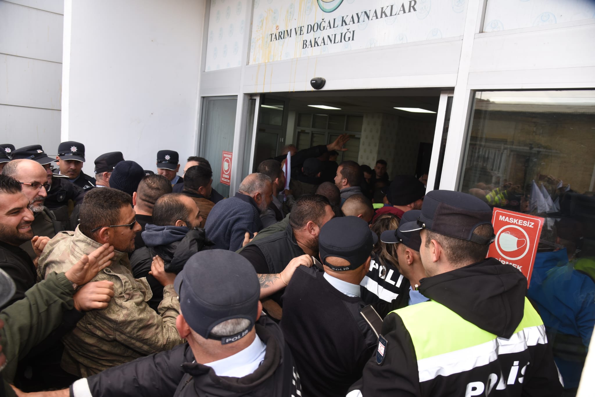 Hayvan üreticileri eylem yaptı: Üreticiler bakanlığa yumurta fırlattı, arbede çıktı