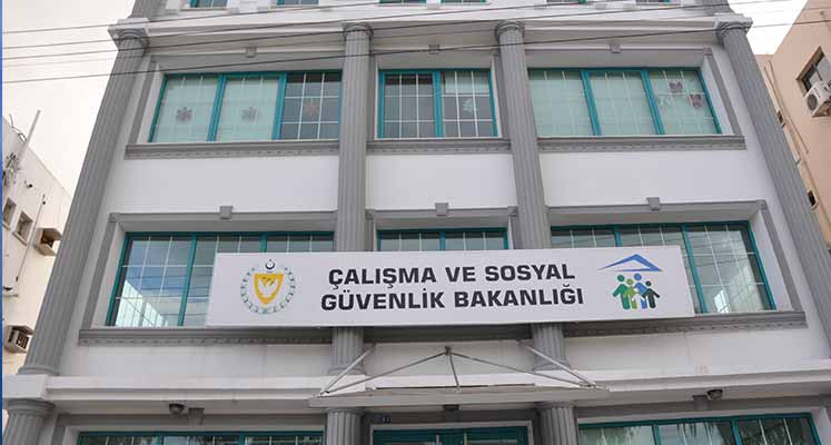 "Görevden alınan müsteşara 2 yıldır maaş ödeniyor"