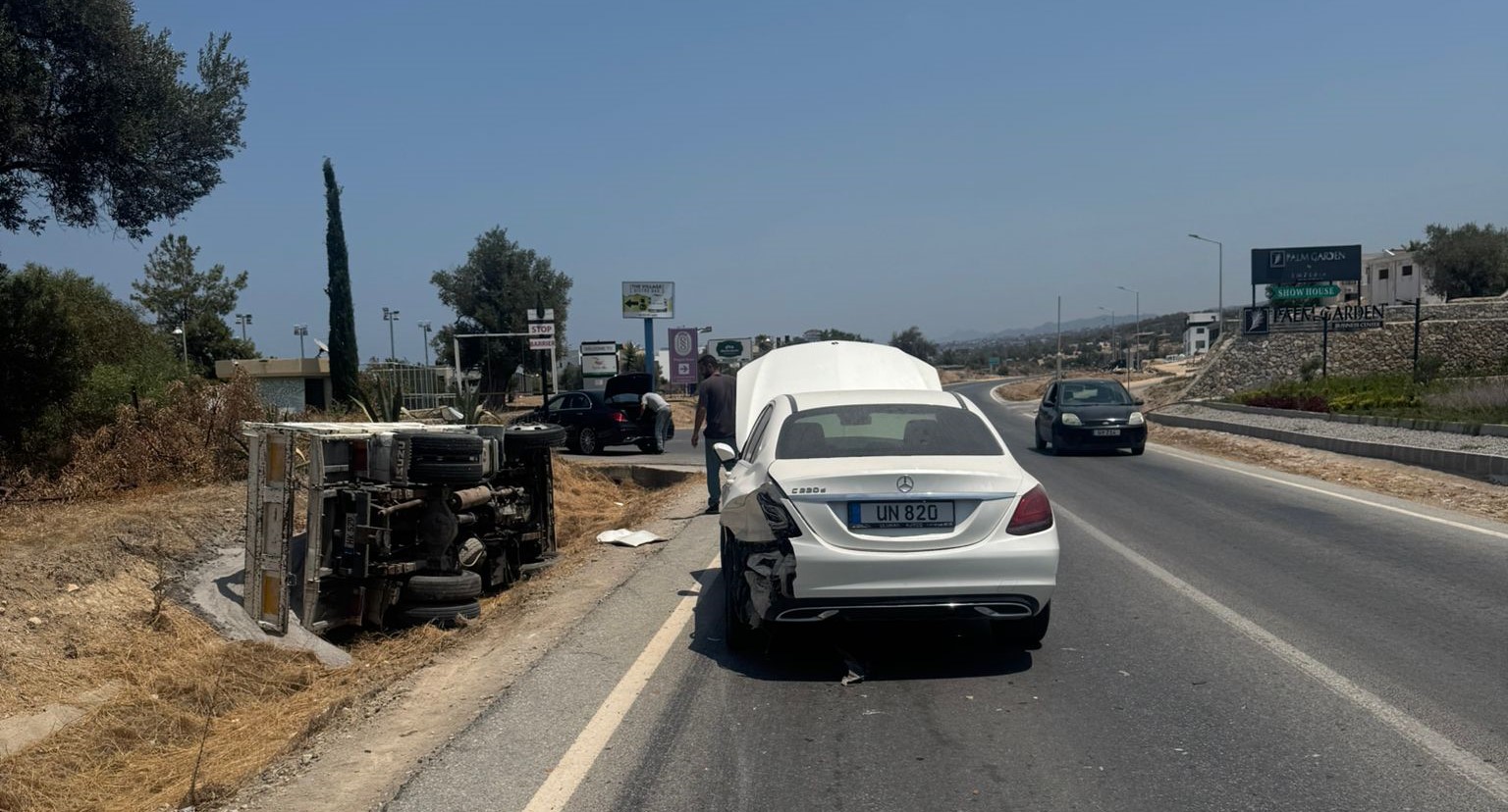 Esentepe’de trafik kazası: Salon araç ve kamyon çarpıştı