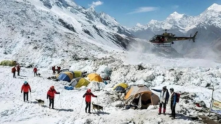 Nepal'de dağda çığ düşmesi sonucu ölenlerin sayısı 15'e çıktı