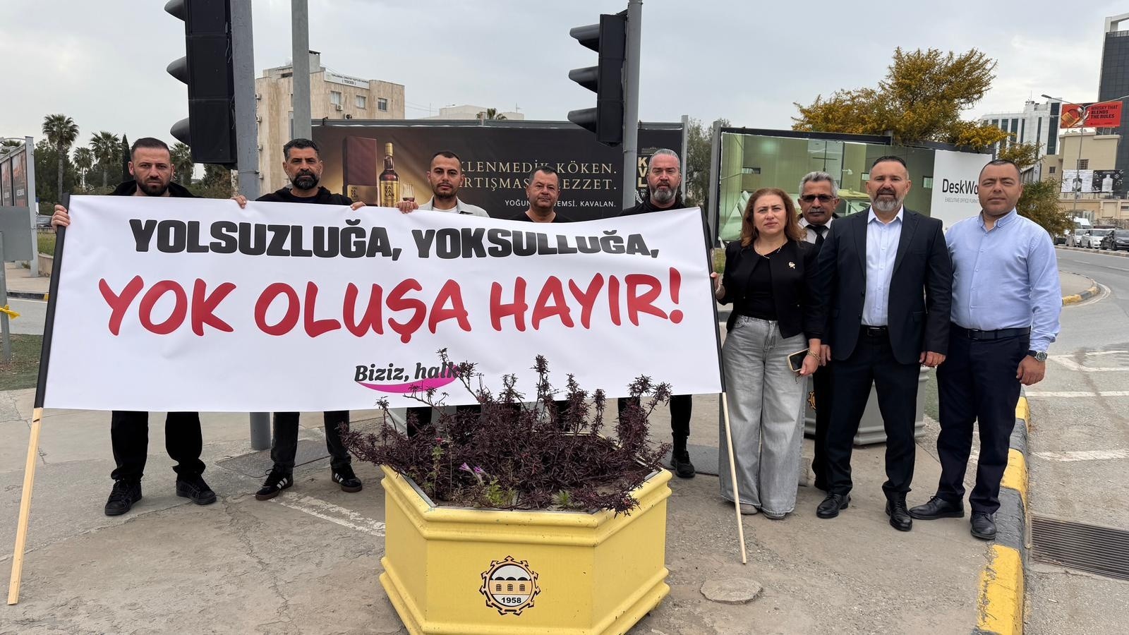 Sendikalar Başbakanlık Işıkları ve Kermiya Çemberi’nde pankart açtı