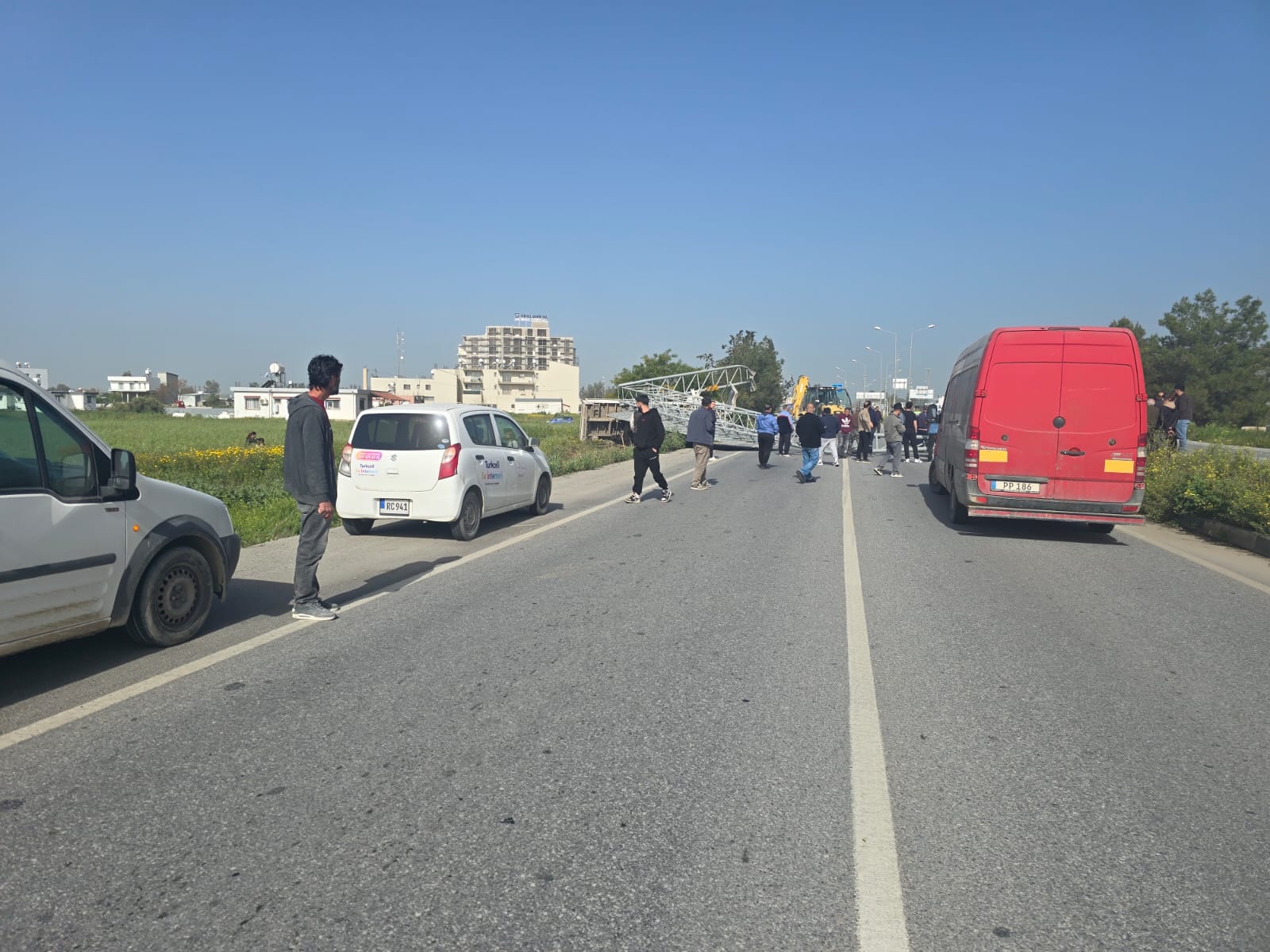Dörtyol’daki kaza: Levha parçalar halinde kesilerek yoldan kaldırıldı
