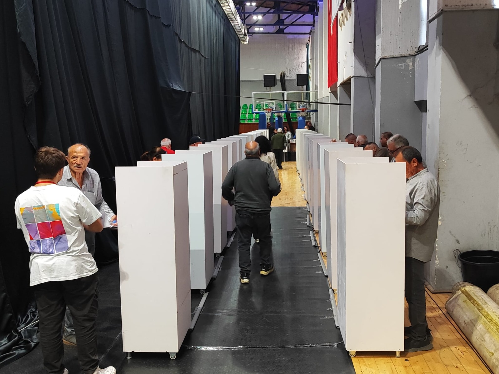 CTP’liler genel başkanlarını belirlemek üzere oy kullanmaya başladı