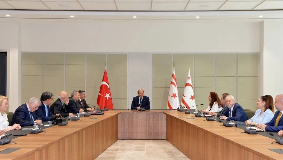 Tatar’la bayraklı poz Güney'de olay oldu!