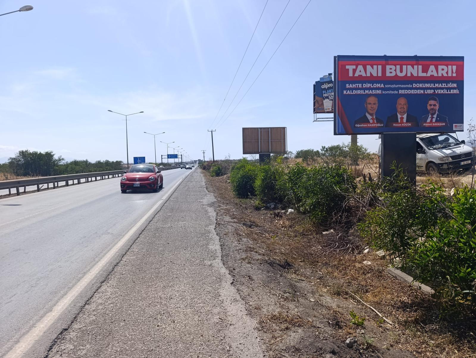 Yırtılan billboardlar yeniden asıldı