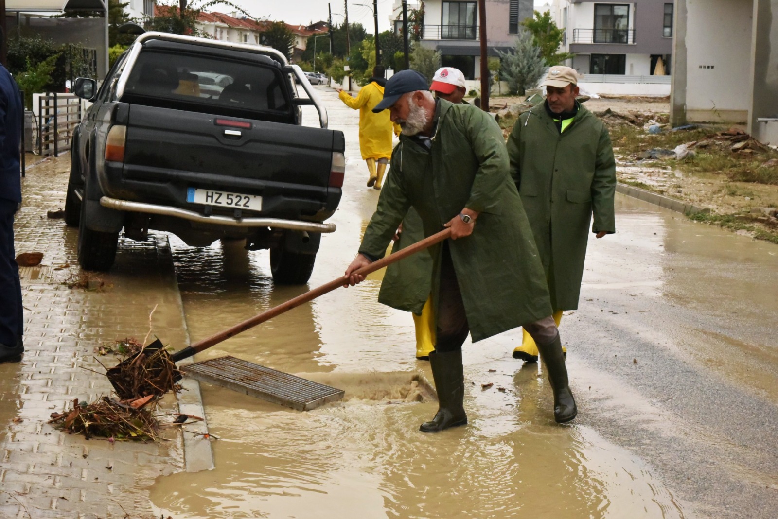 Gönyeli Alayköy Belediyesi ekiplerinin sel ve su taşkınlarına müdahalesi sürüyor