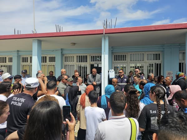 Yenierenköy’de veliler eylem yaptı: Güvenli taşımacılık talep edildi