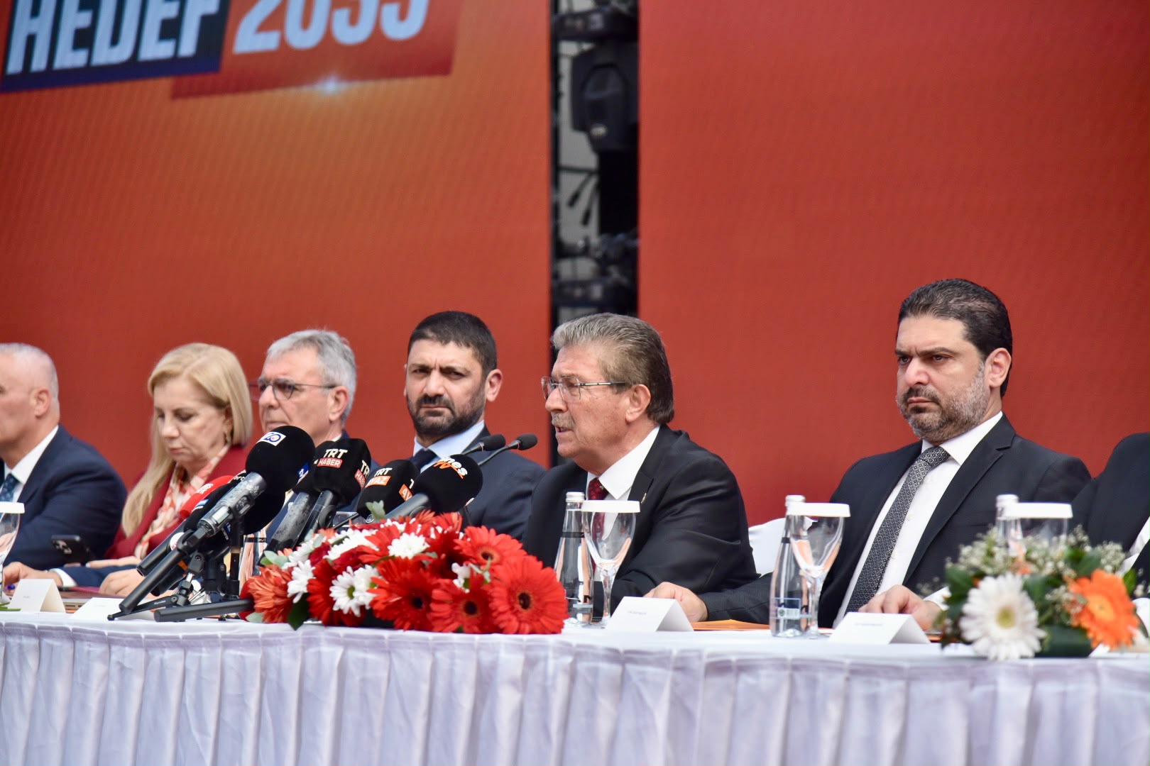 Üstel: Şov yapan bir parti değiliz… En büyük projeleri hayata geçiriyoruz