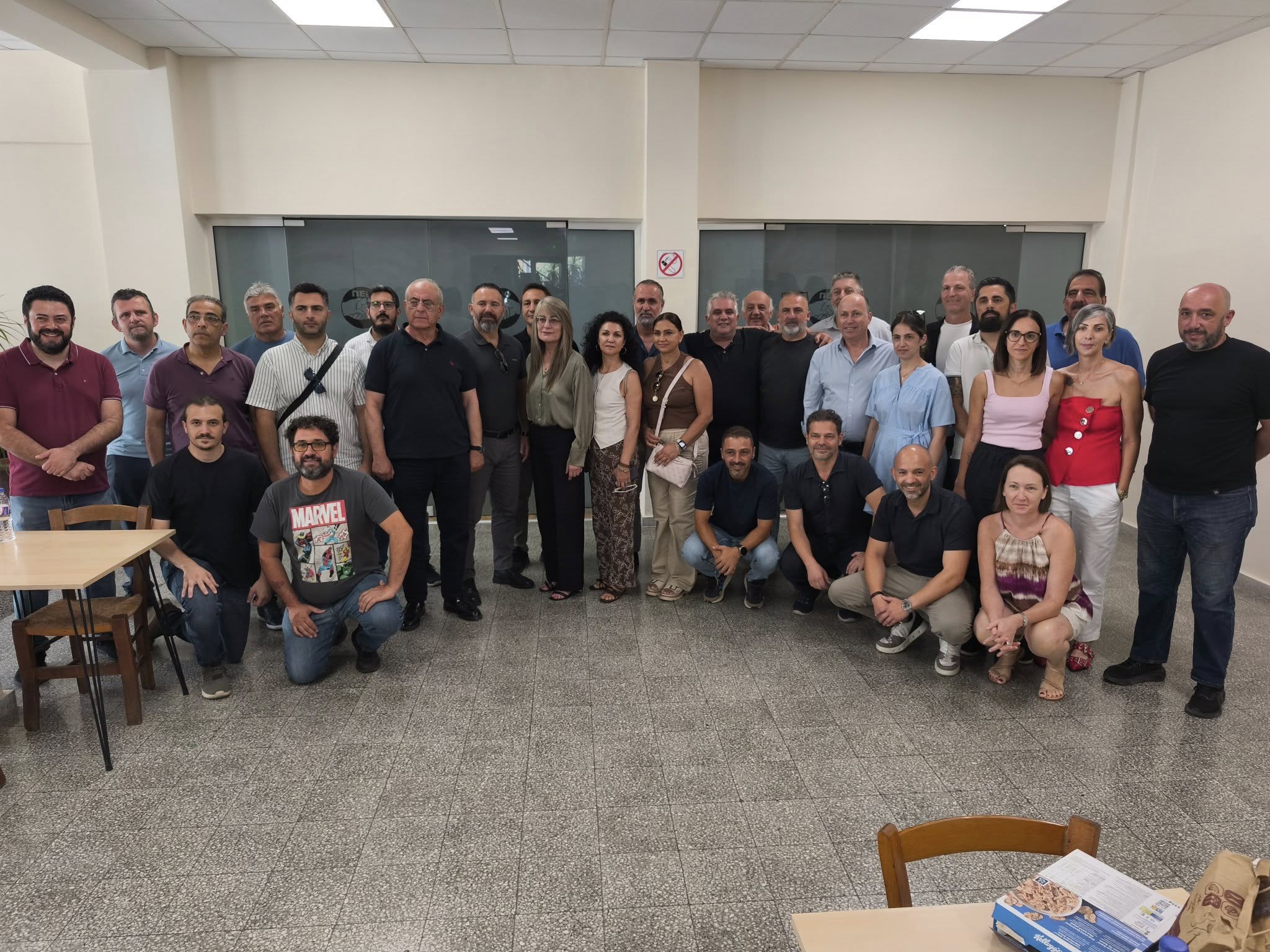 Sendikalar, yangından etkilenenlere giysi ve ayakkabı bağışında bulundu