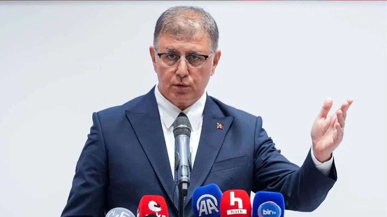 İzmir Büyükşehir Belediye Başkanı Cemil Tugay, CHP'den istifa etti