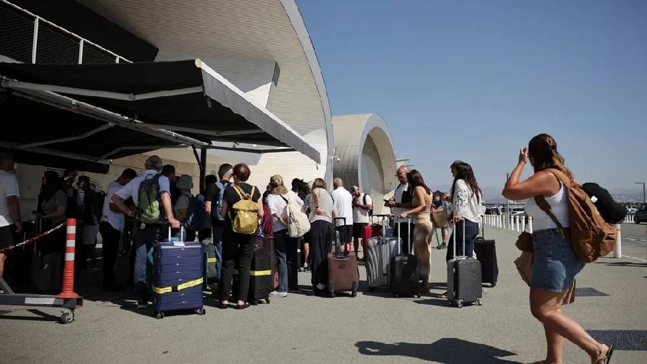 Binlerce İsrailli ülkelerine dönmek için Larnaka Havalimanı’na akın etti