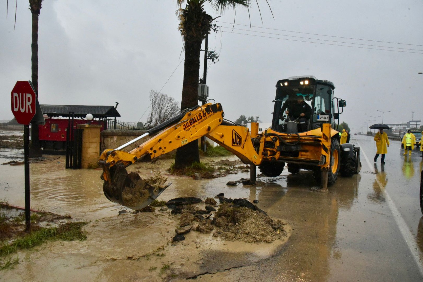 Sağanak devam ediyor, ekiplerin sahadaki çalışmaları sürüyor...