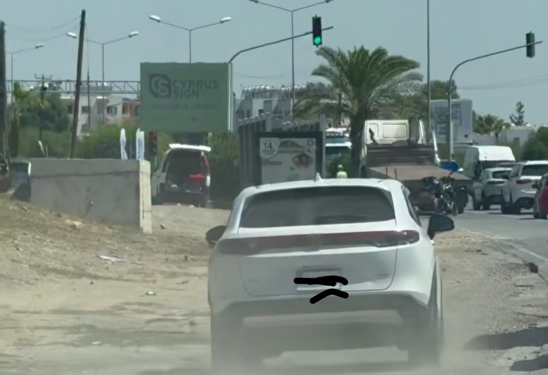 Trafiği banketten geçti, polisten kaçamadı