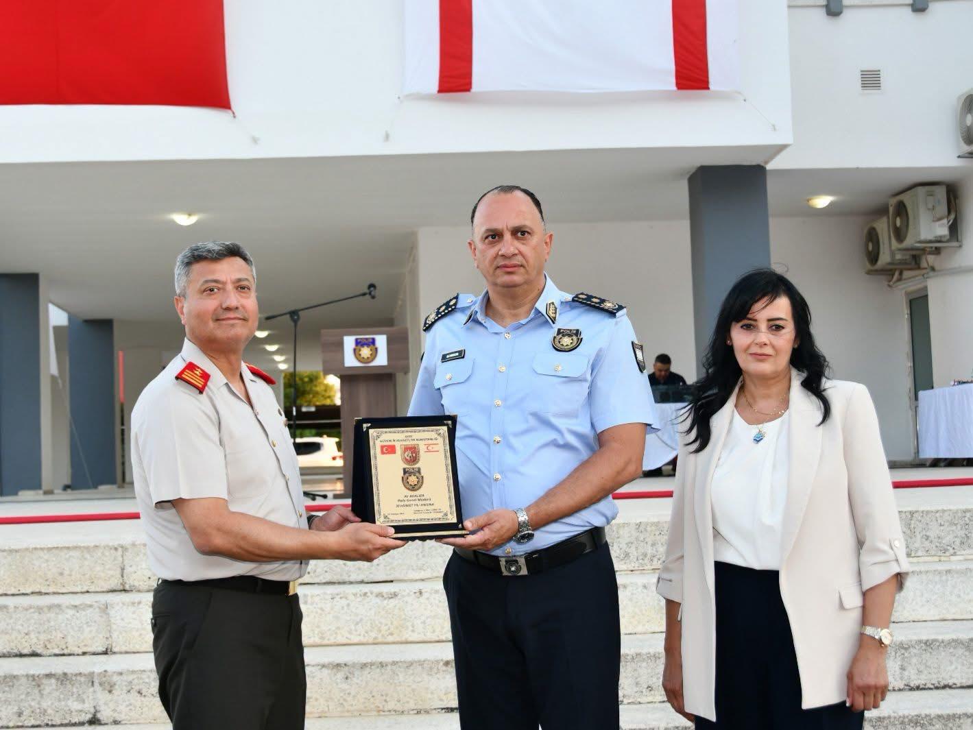 Meslekte 30 hizmet yılını tamamlayan Adalıer’e plaket