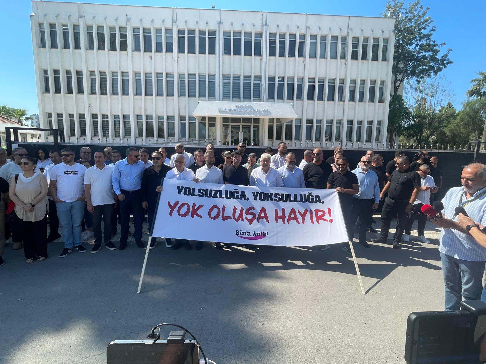 25 sendika Başbakanlık önünde: Ya hizmet edin ya da çekilin