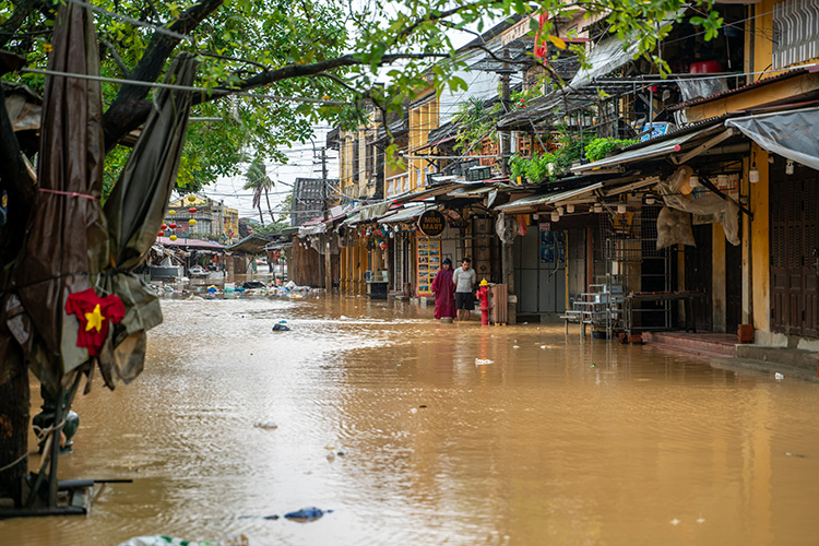 Vietnam'da şiddetli yağışların neden olduğu sellerde 55 kişi hayatını kaybetti