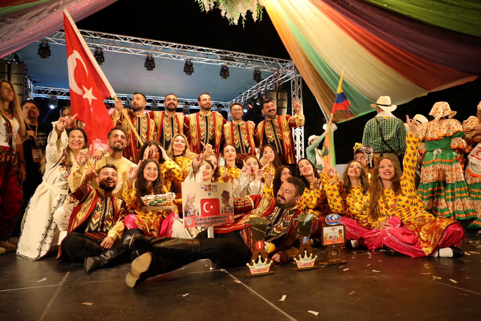 Muhteşem dans gösterileri festival alanını coşturdu