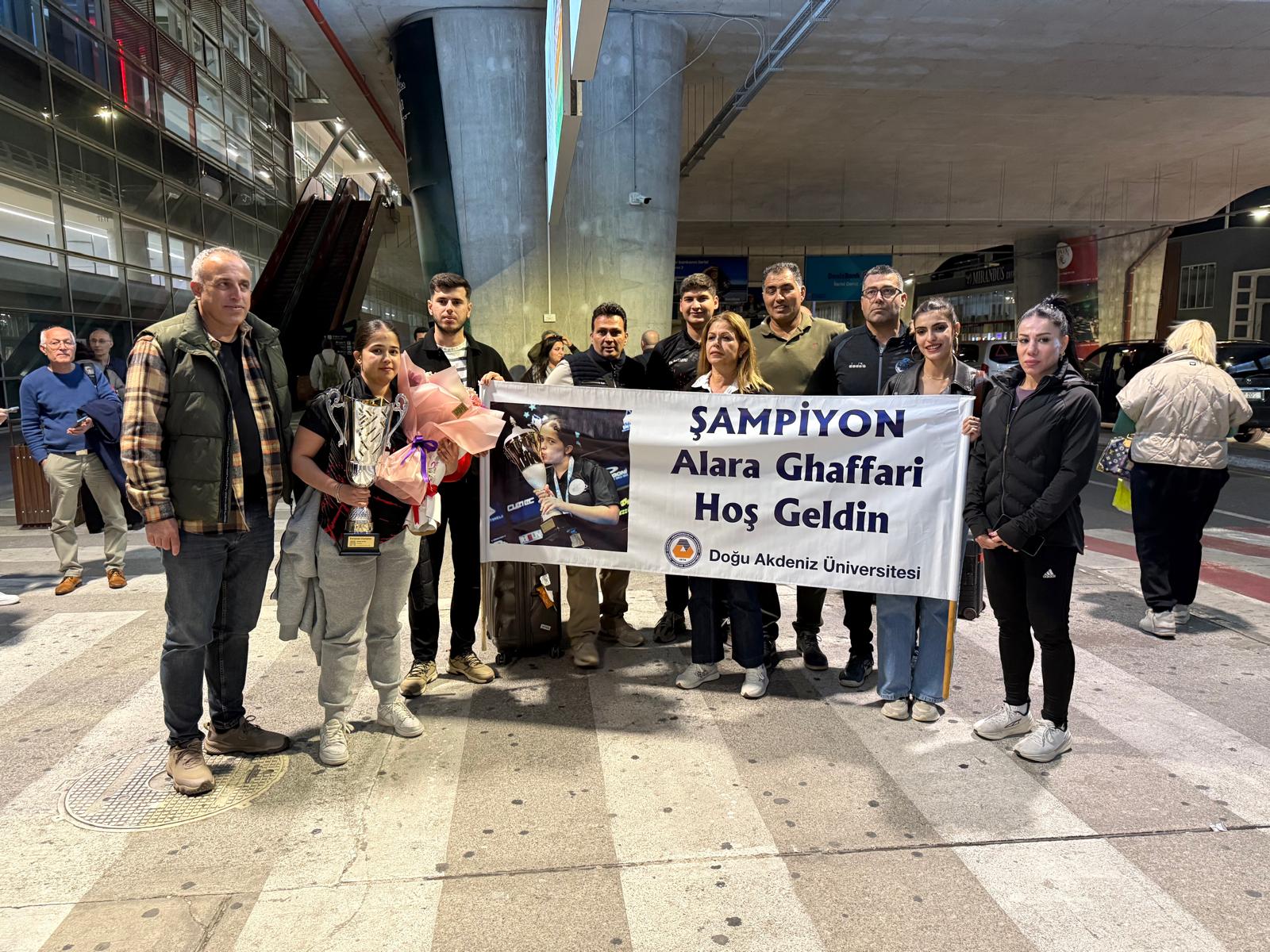 Bilardo Milli Takım kafilesi coşku ile karşılandı