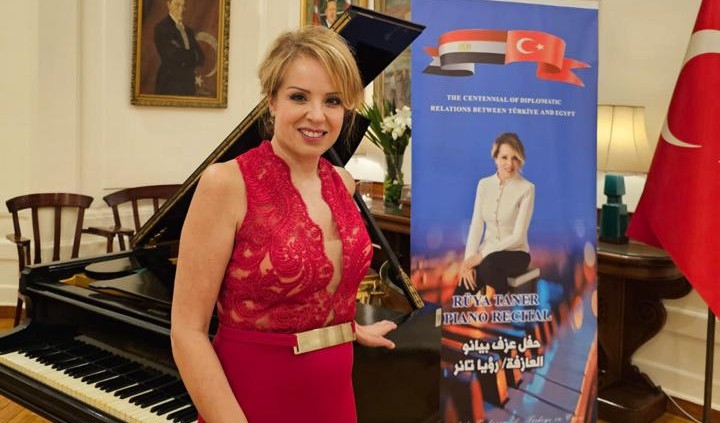 Piyanist Rüya Taner, Kahire'deki resitalde sanatseverlerle buluştu