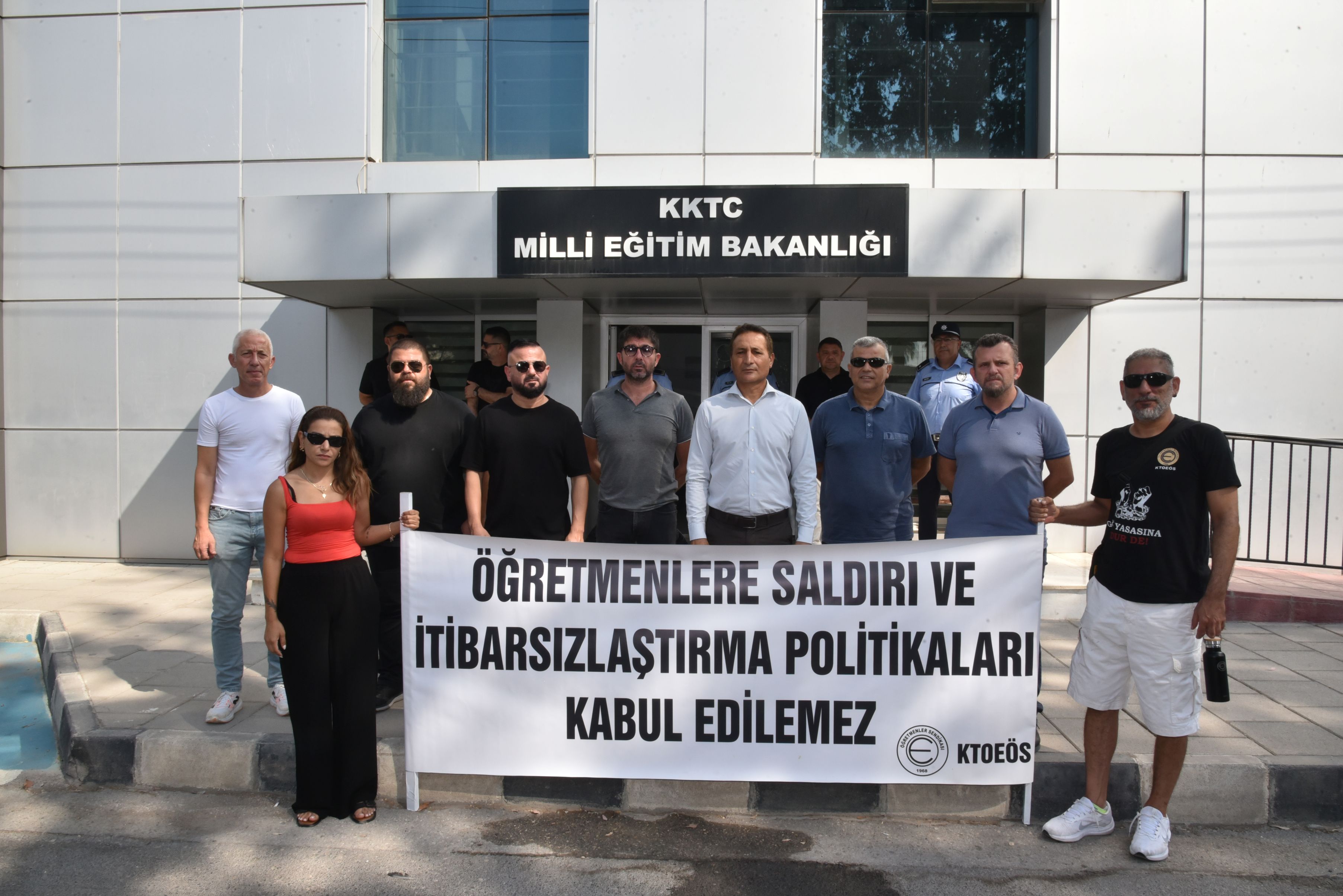 KTOEÖS’ten siyah çelenkli protesto: Öğretmenlere hakaret ve baskı kabul edilemez