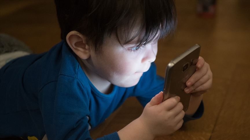Erken yaşta telefon kullanımı çocukların gelişimini tehdit ediyor