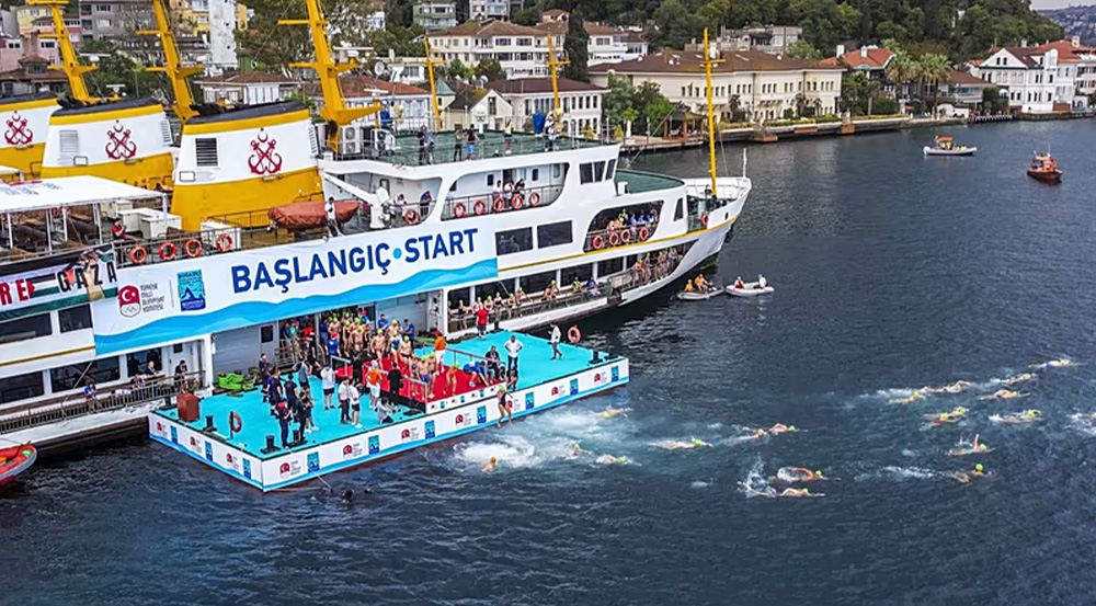 İstanbul Boğazı'nda kaybolan Rus yüzücüyü arama çalışmaları sürüyor