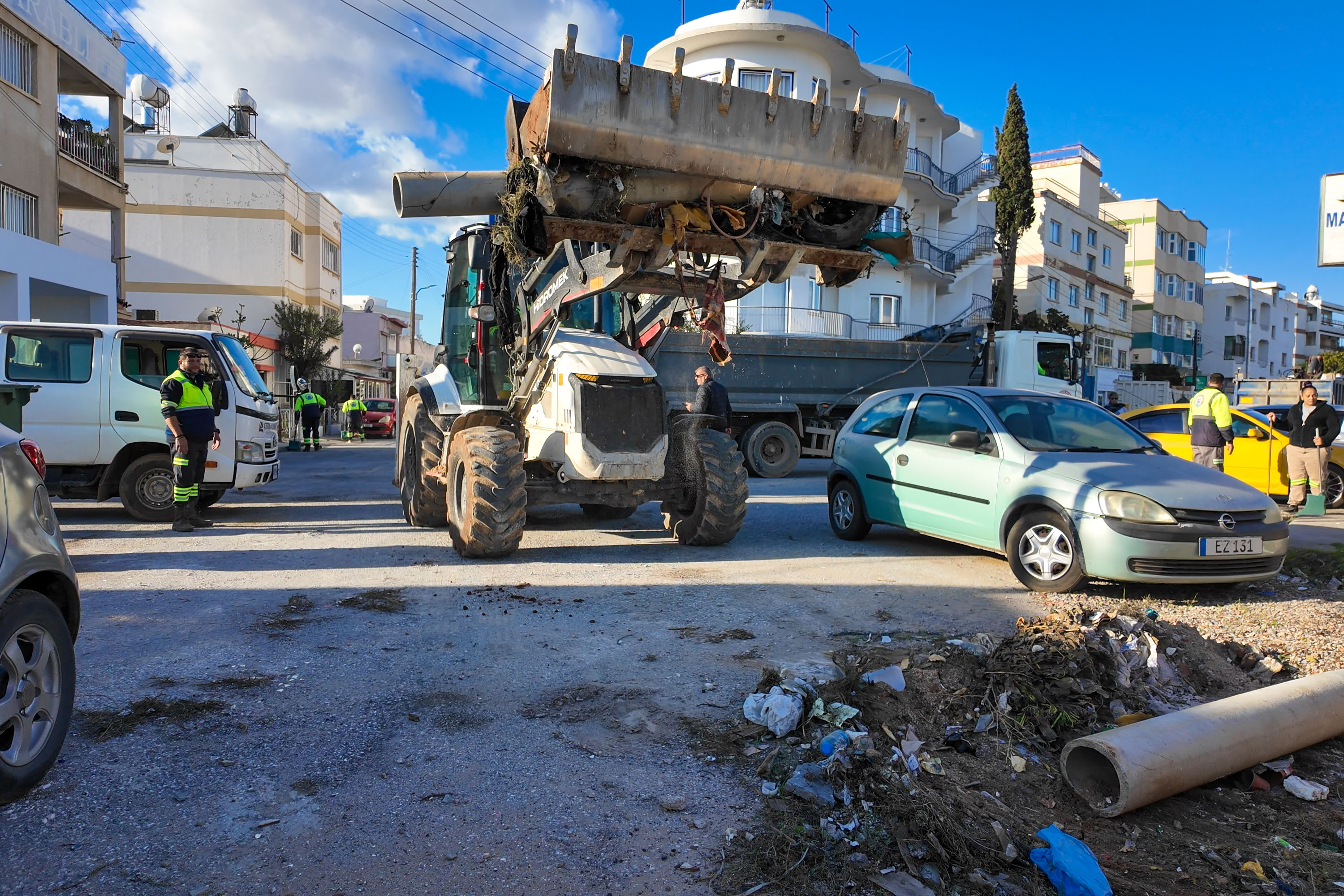Gazimağusa Belediyesi, Baykal mahallesinde geniş çaplı temizlik başlattı...