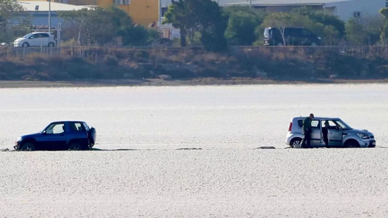 Larnaka Tuz Gölü’nde mahsur kalan 2 araç kurtarıldı