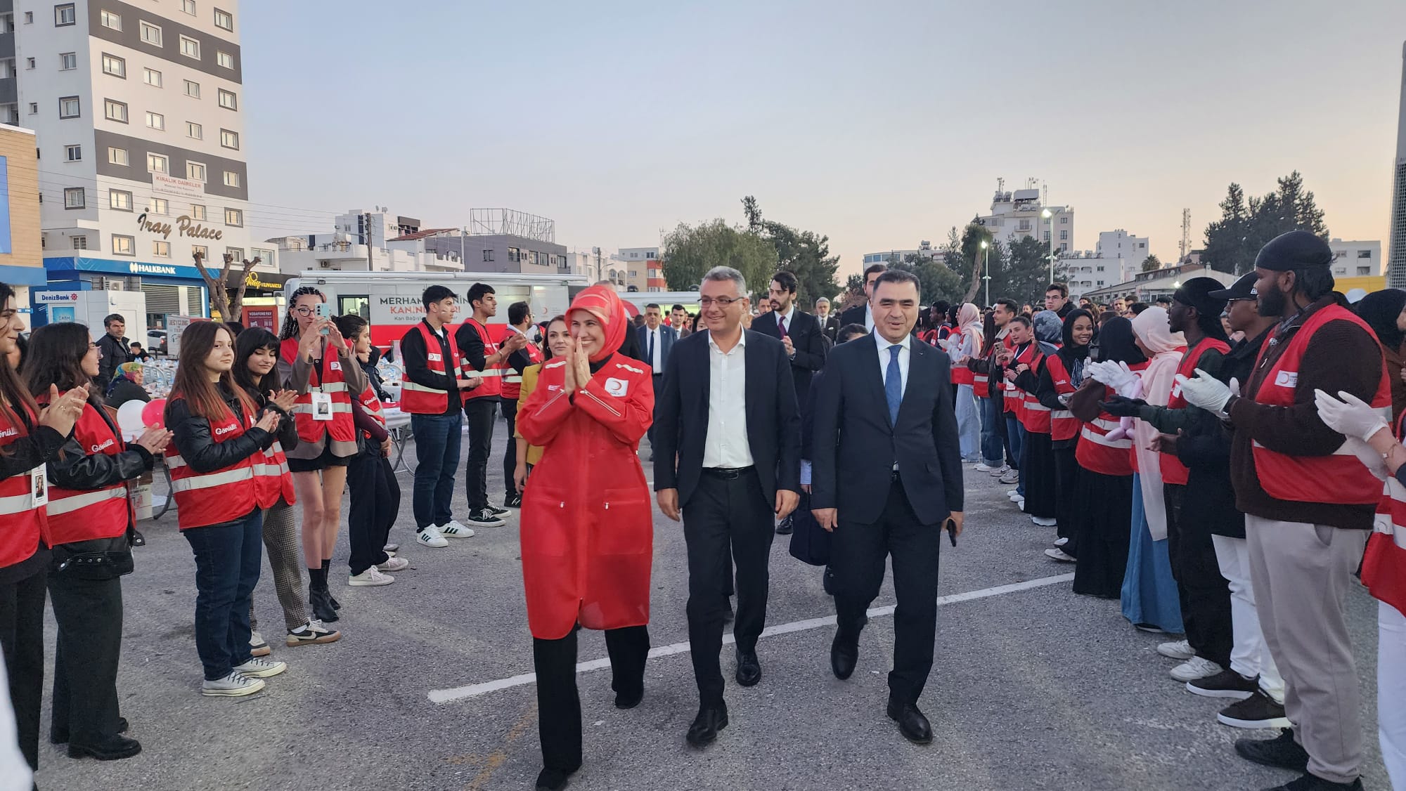 Erhürman, “Kızılay İftar Sofrası”nı ziyaret etti