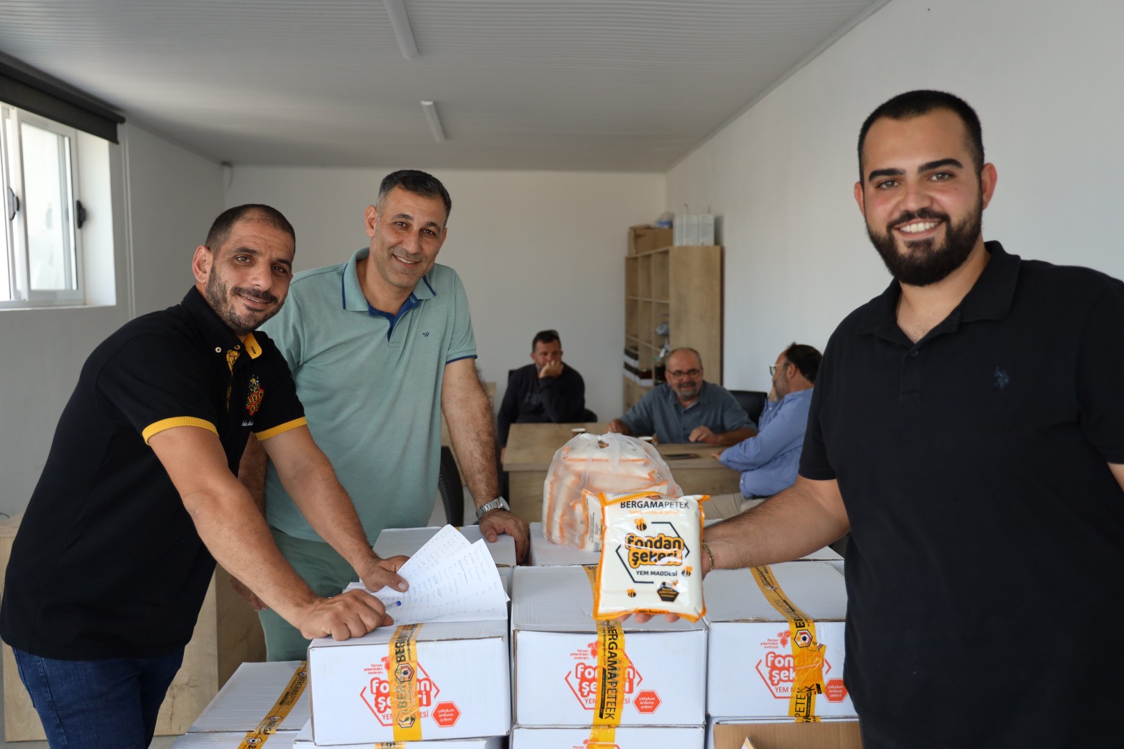 İskele Belediyesi arıcılıkla uğraşanlara arı keki dağıttı