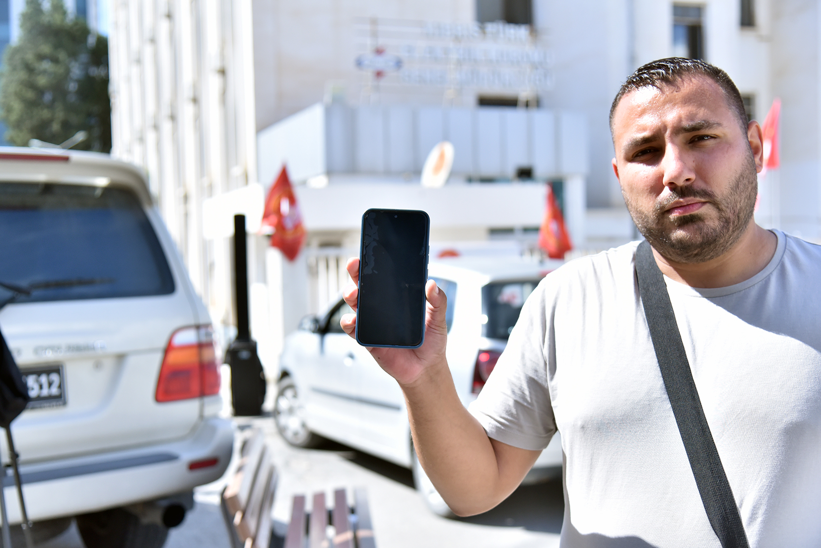 Gazeteci Ahmet Karagözlü’nün yayını engellendi, telefonu hasar gördü