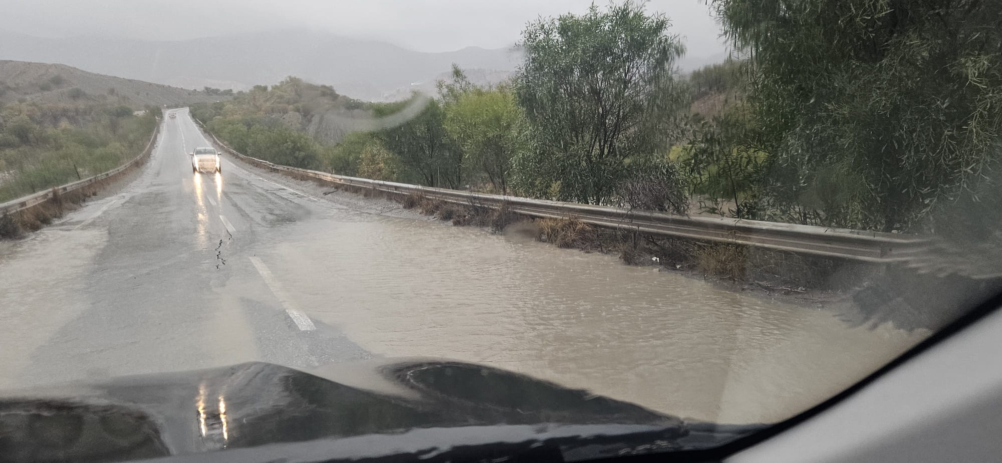 Polis sürücüleri uyardı: Girne–Değirmenlik ana yolunda su birikintileri oluştu
