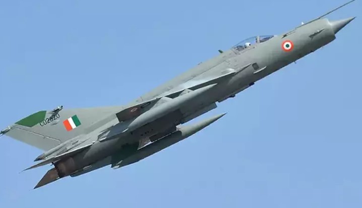 Hindistan'da orduya ait eğitim uçağı düştü