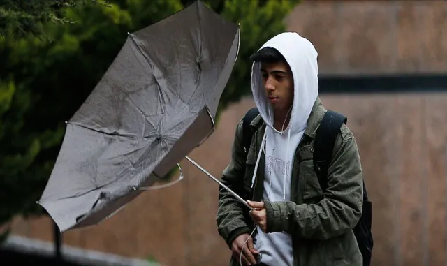 İspanya'nın kuzeyindeki şiddetli rüzgar yaşamı felç etti