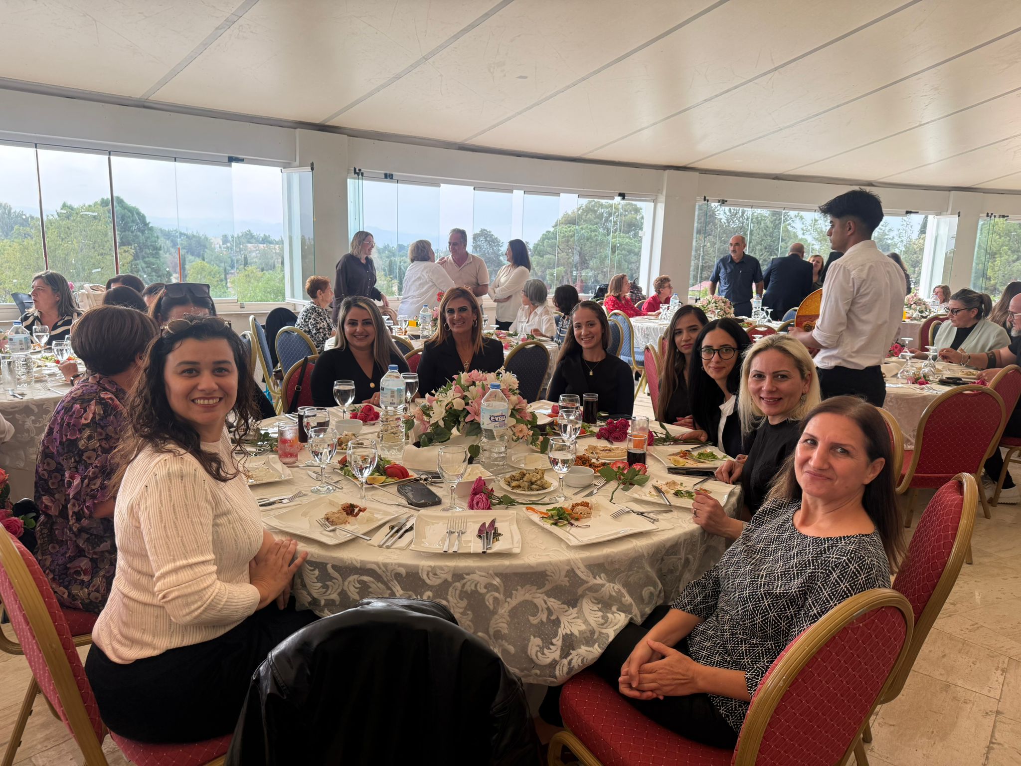 Güzelyurt’ta emekli öğretmenler onuruna yemek verildi