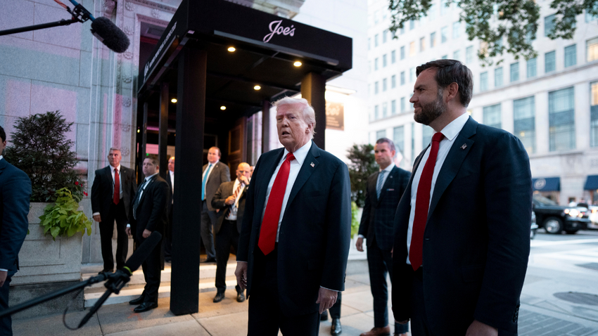 Trump, gittiği restoranda Gazze protestosuyla karşılaştı