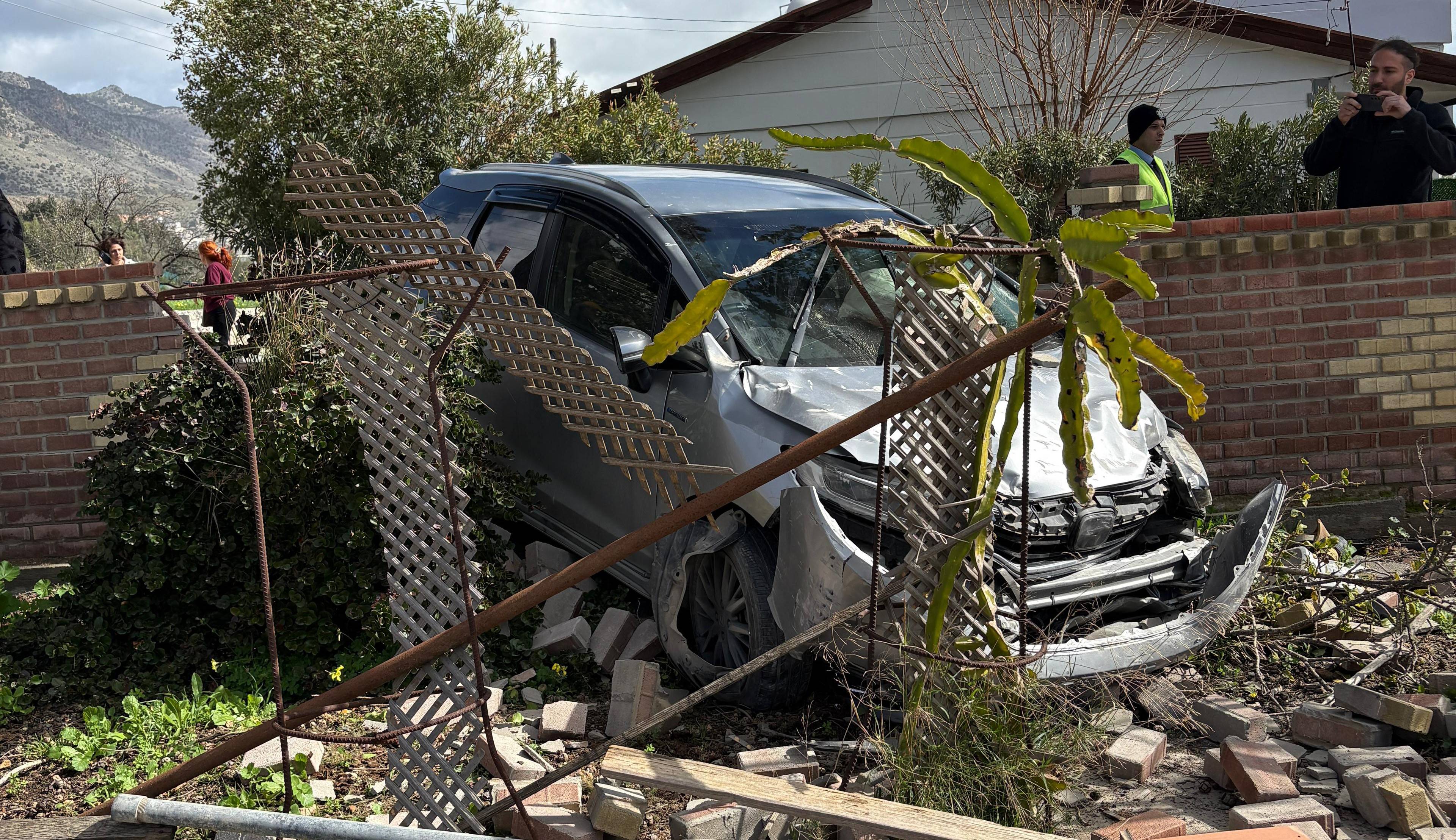 Boğazköy'deki kazada araç evin bahçe duvarına çarptı