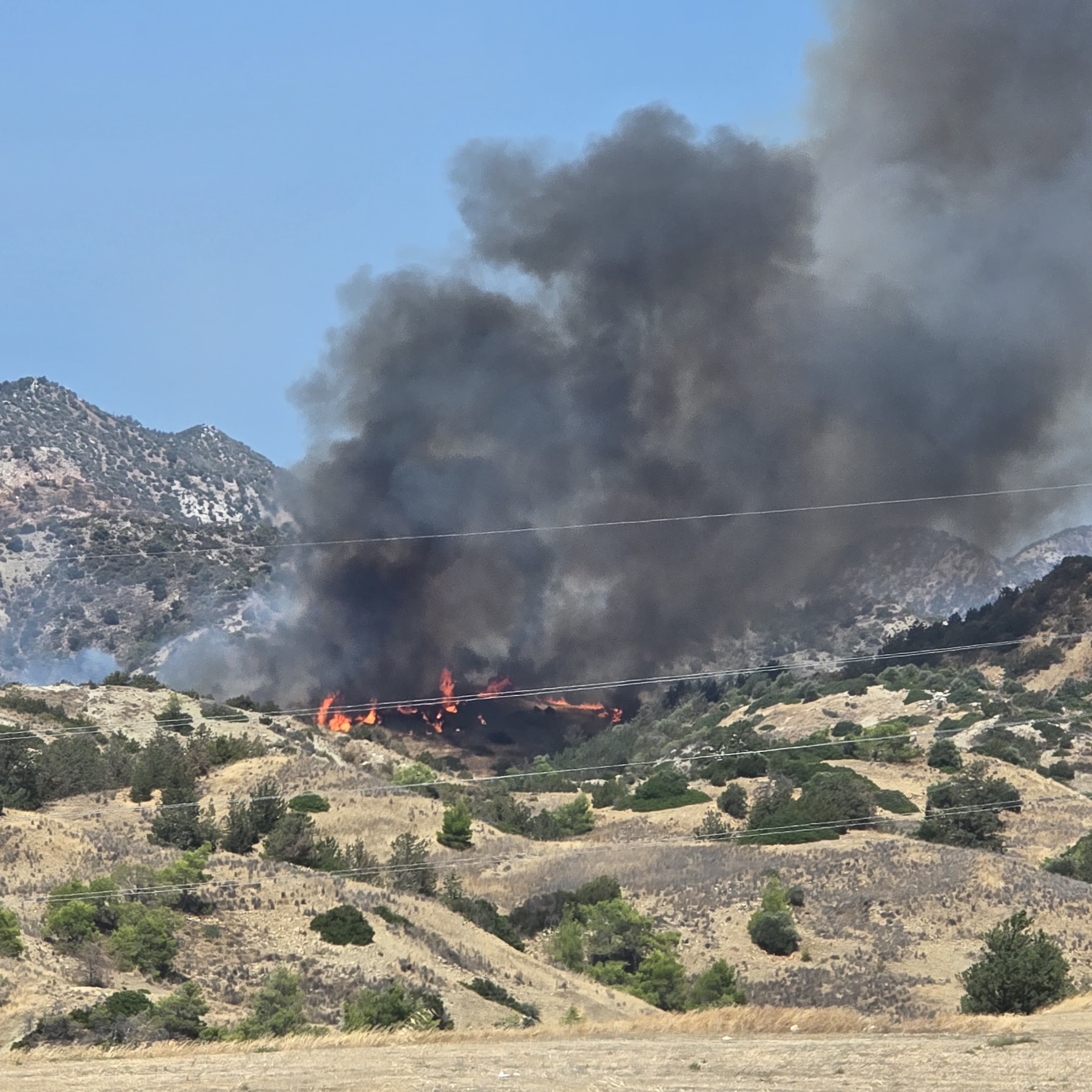 Yamaçköy-Tirmen köyleri arasındaki yangına helikopterle müdahale ediliyor
