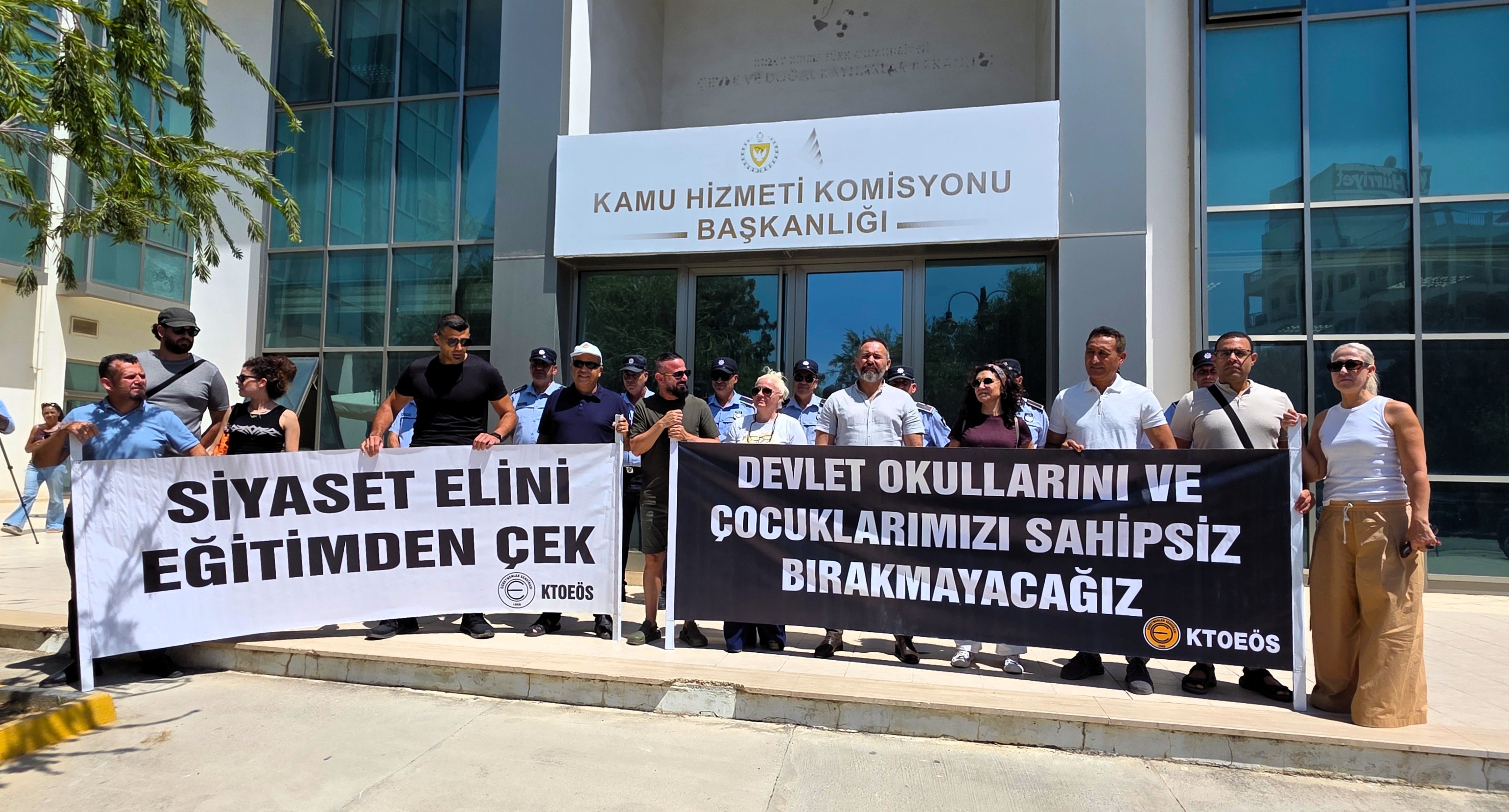 KTOEÖS’ten KHK önünde eylem: Öğretmen atamaları yapılsın
