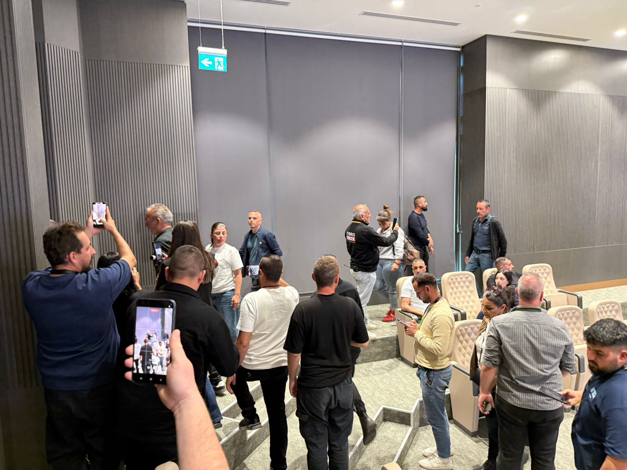 Meclis’te tartışma sürerken sendikalar salonu terk etti